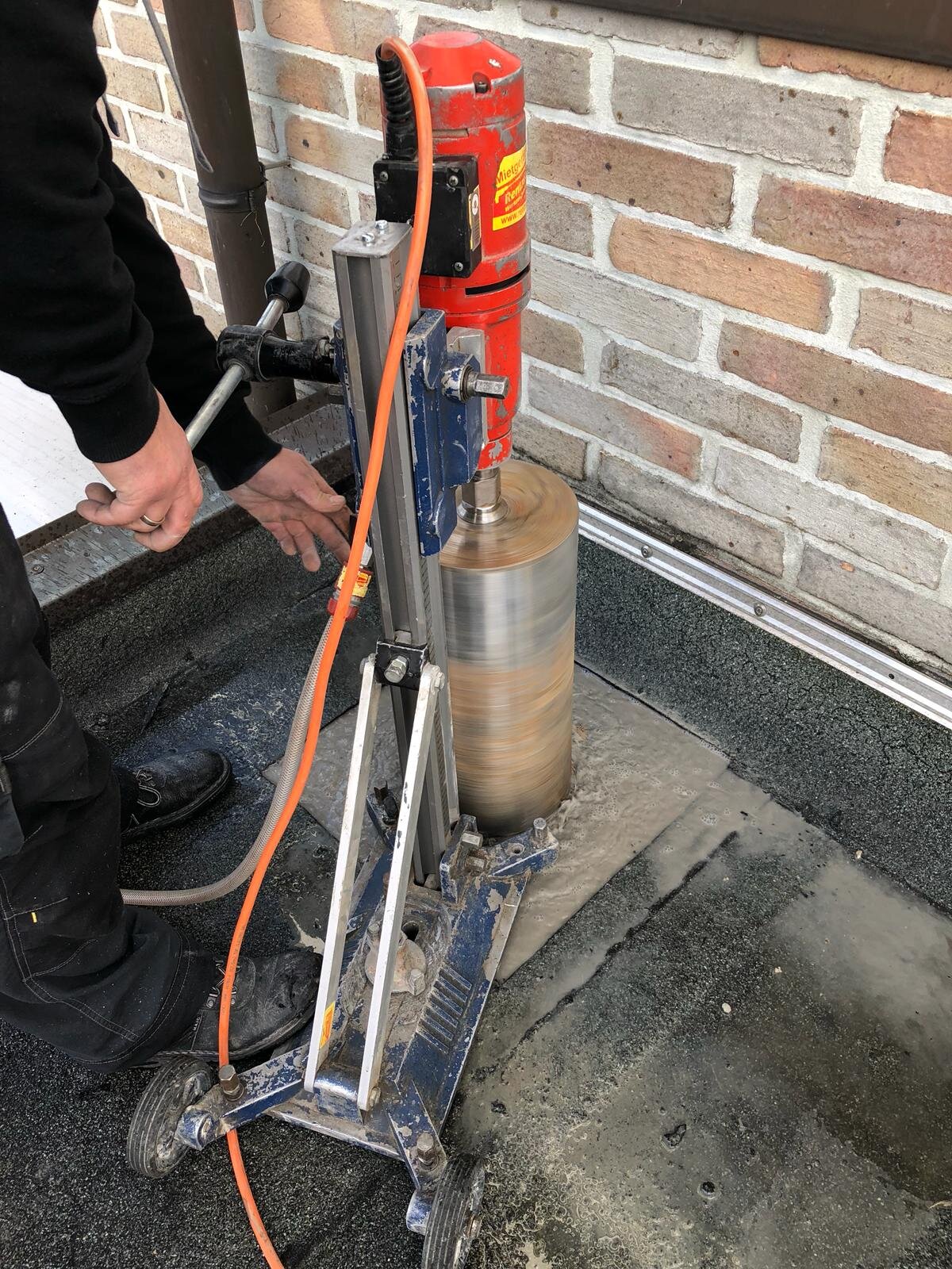 Kernbohrung in Beton der Garagendecke